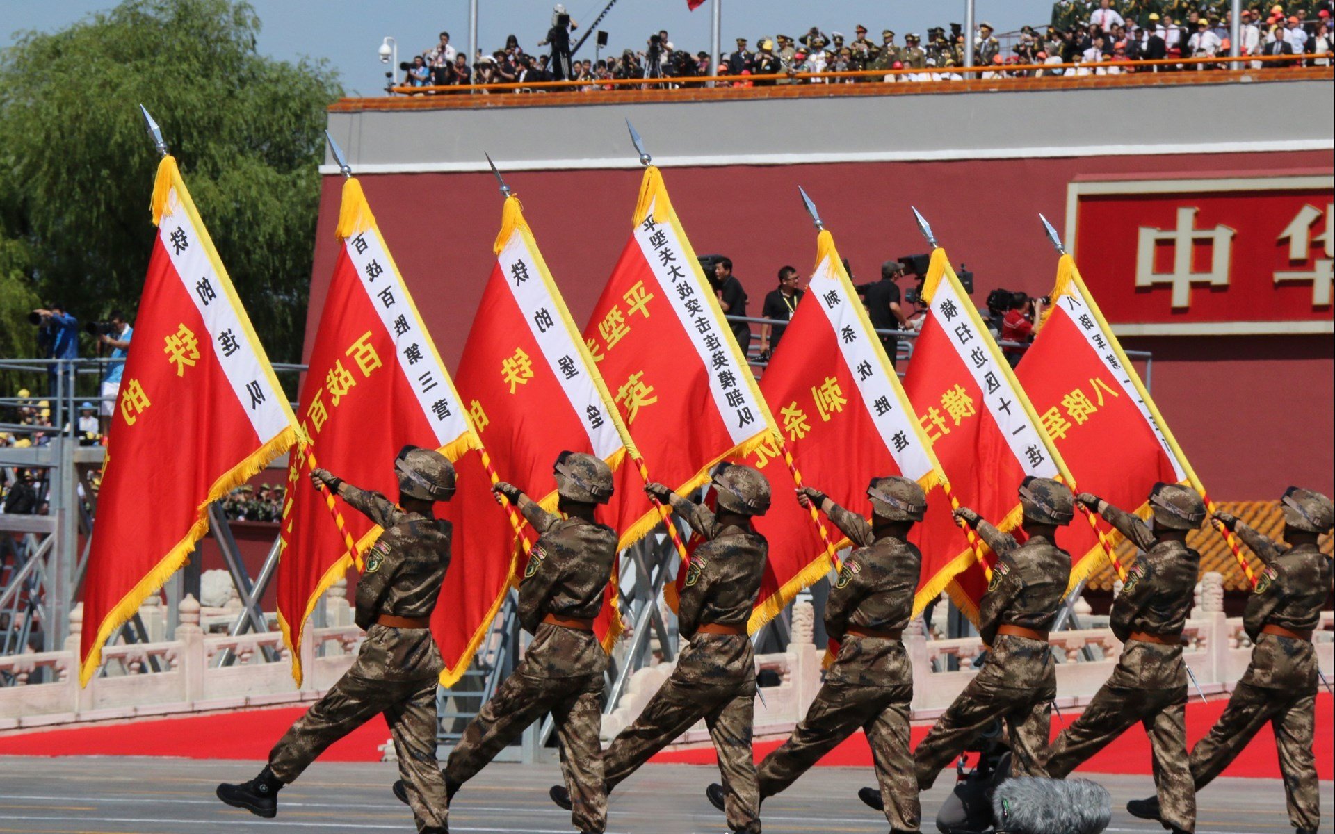 “詹姆斯30+10，火热话题引发网友热议”，詹姆斯03到10战绩