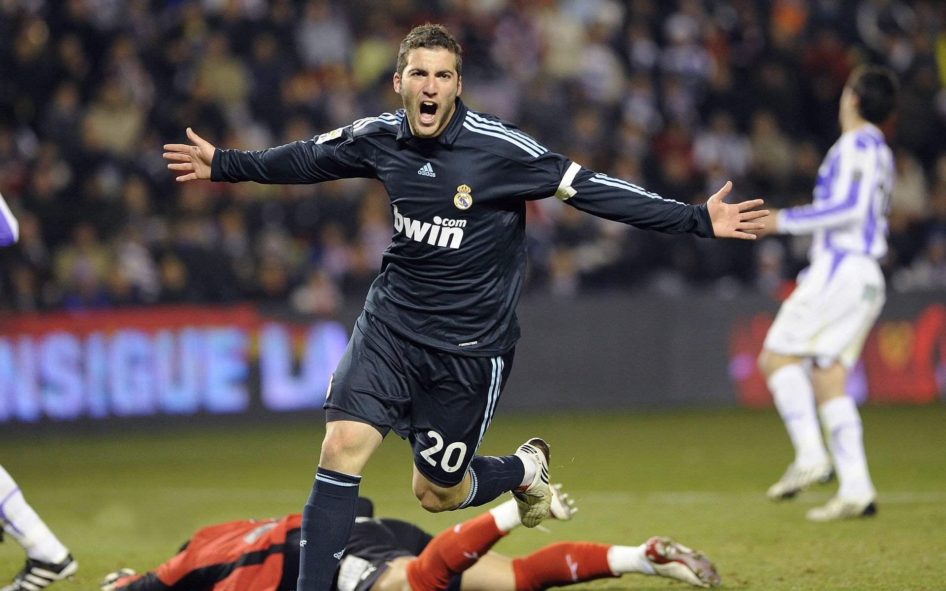 世界杯英雄布努将续约留队,布努进球